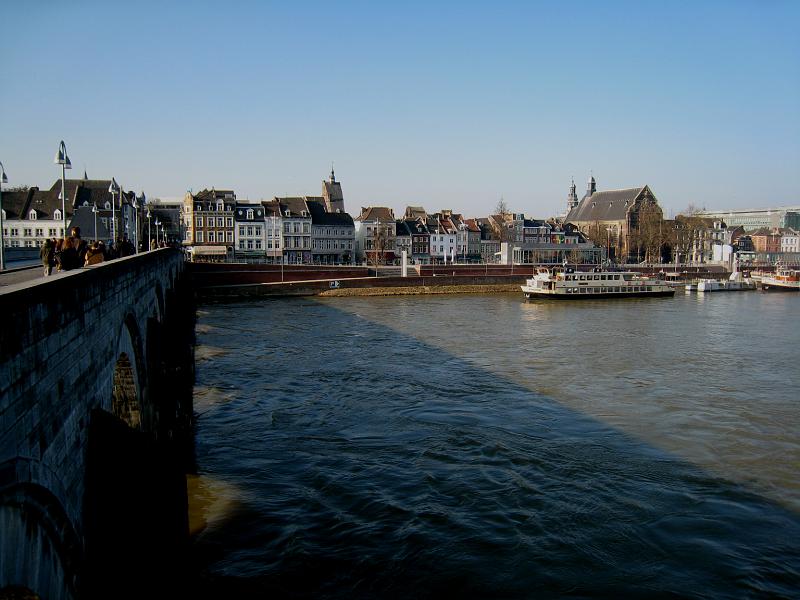 IMG_4027.JPG - Maastricht along the river.