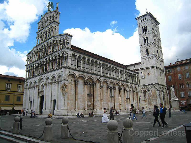 IMG_7066.JPG - Lucca cathedral, complete with bride and groom doing a photo shoot.