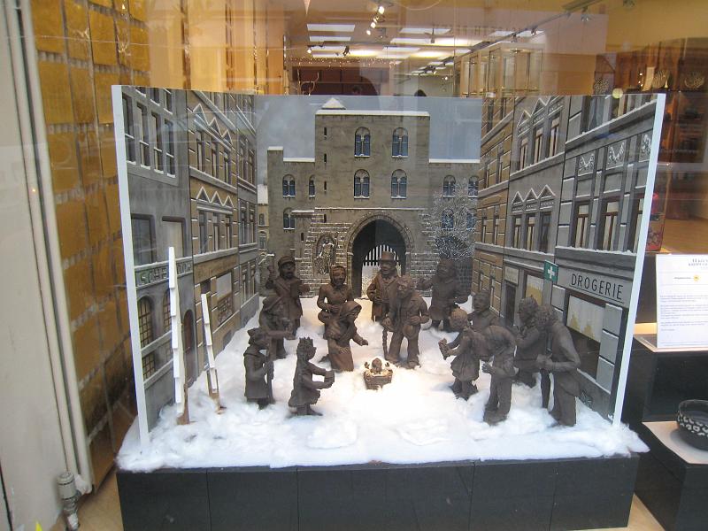 IMG_3924.JPG - Throughout the city there were also many nativity scenes. Here's a random one in a shop window that caught my fancy.
