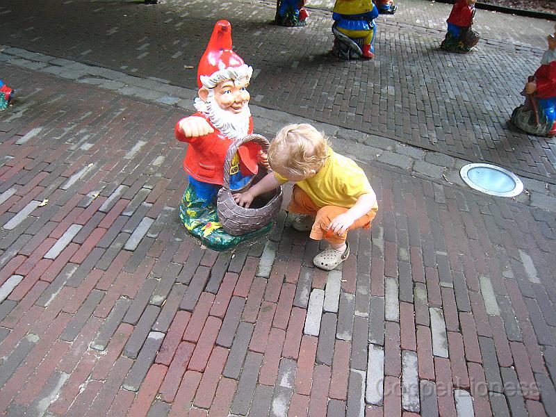IMG_5544.JPG - Sprocket and the gnome (kaboutertje).